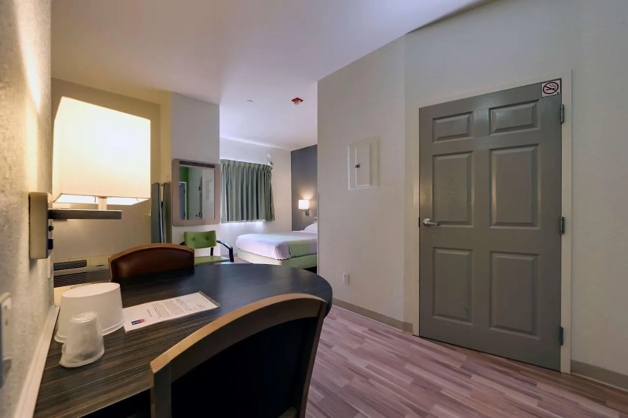Studio 6 Toronto - Mississauga With Kitchenettes Hotel